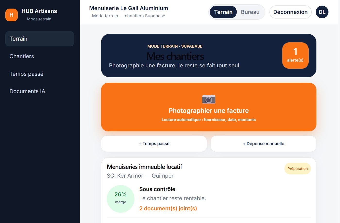 Écran mobile avec le bouton « Photographier une facture » et la liste des chantiers